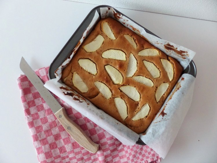 spiced apple tray bake 1