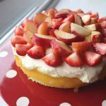 summer fruit cake with cream cheese
